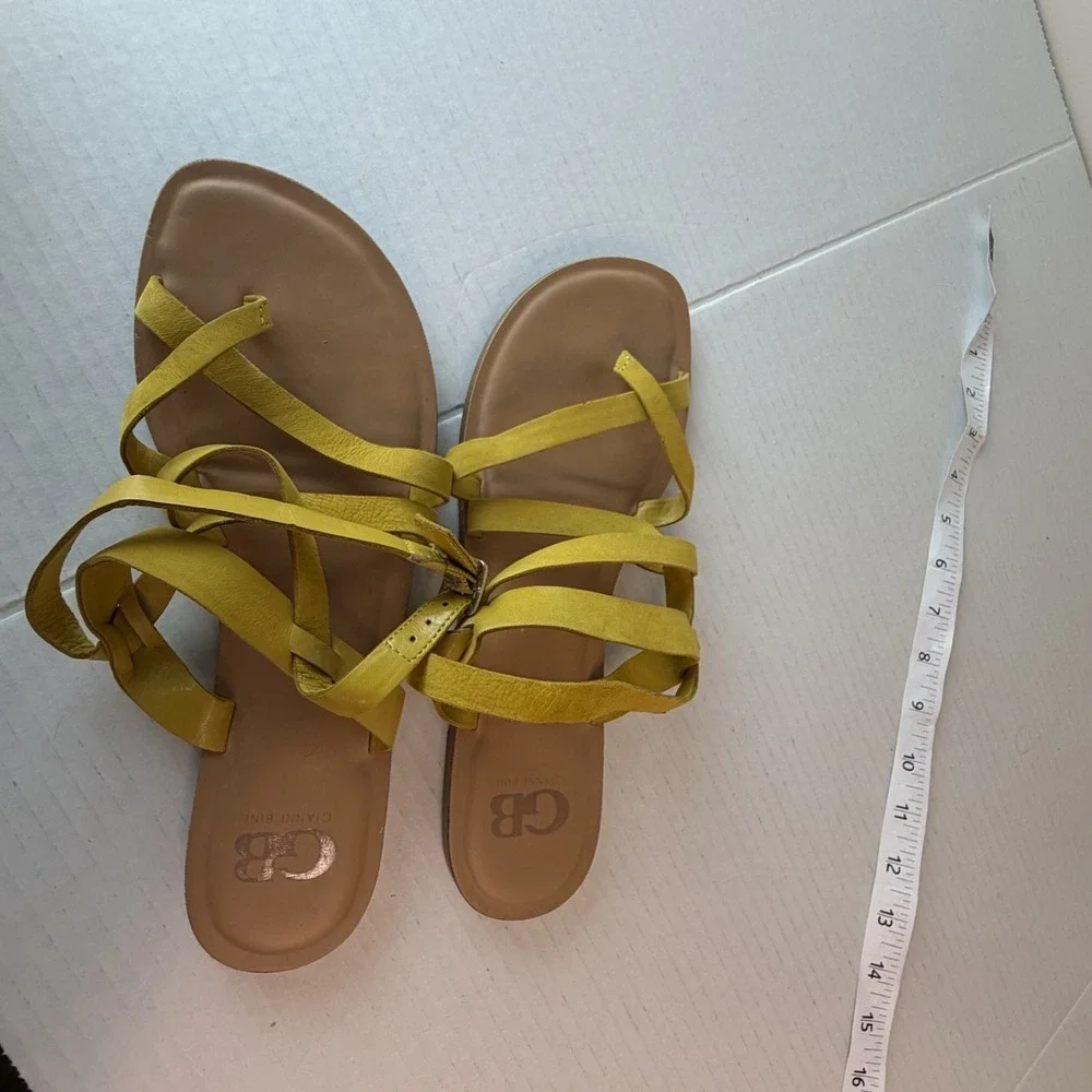 Gianni Bini Women's Flat Yellow Leather Strapy Sandals 8.5M Beach Vacation‎